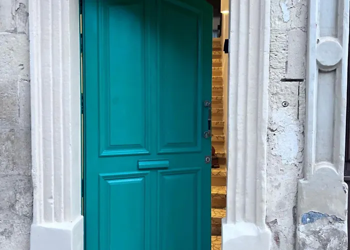 First Floor With Own Front Door - * 발레타