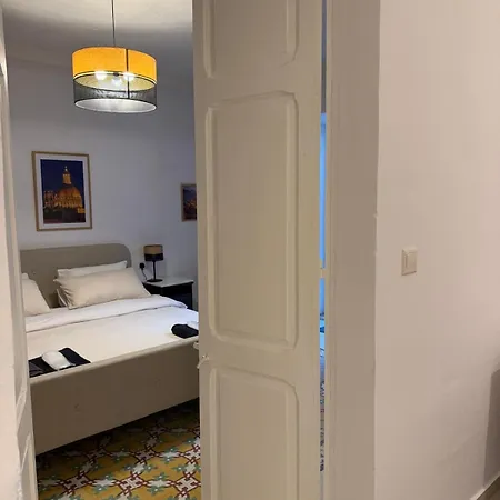 First Floor With Own Front Door - Apartment